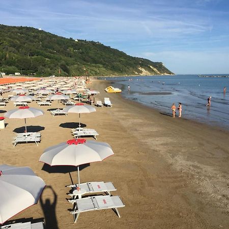 Апартаменты Tramonto In Baia Пезаро Экстерьер фото