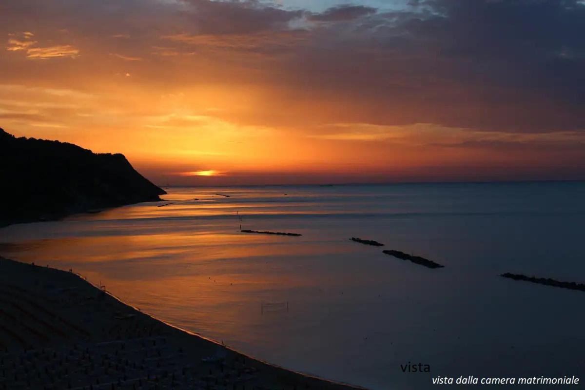 Апартаменты Tramonto In Baia Пезаро Экстерьер фото