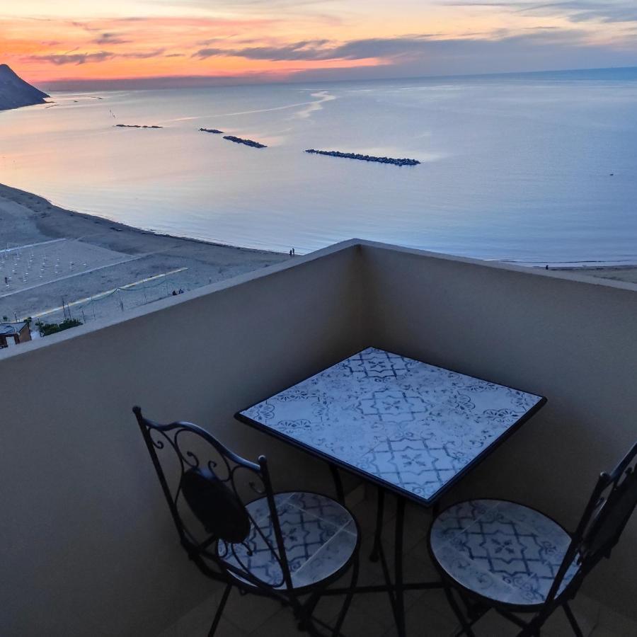 Апартаменты Tramonto In Baia Пезаро Экстерьер фото
