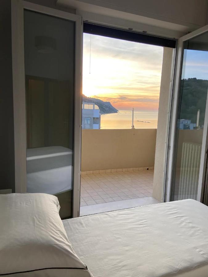 Апартаменты Tramonto In Baia Пезаро Экстерьер фото